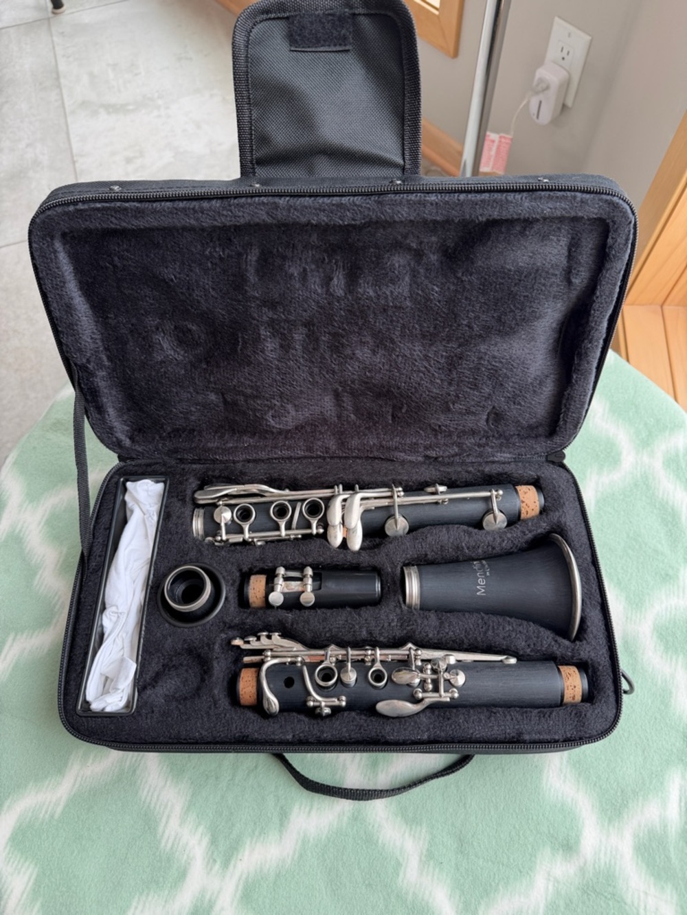 Mendini by Cecilio B-flat clarinet in black case, for students and beginners.
